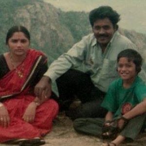 ധനുഷിന്റെ ബാല്യകാല ചിത്രം - അച്ഛനമ്മമാരോടോത്ത്