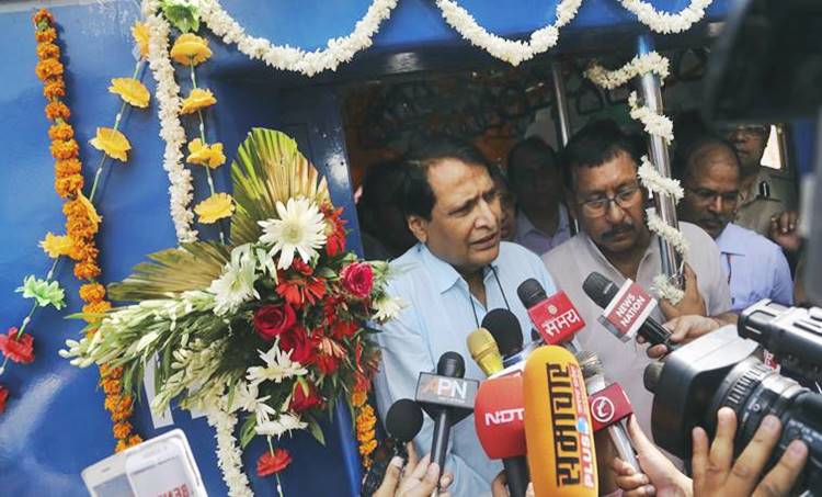 Indian Railway, Solar Energy, Demu Train, ഡെമു തീവണ്ടി, സൗരോർജ്ജം, സൗരോർജ്ജ തീവണ്ടി, ഇന്ത്യൻ റയിൽവേ