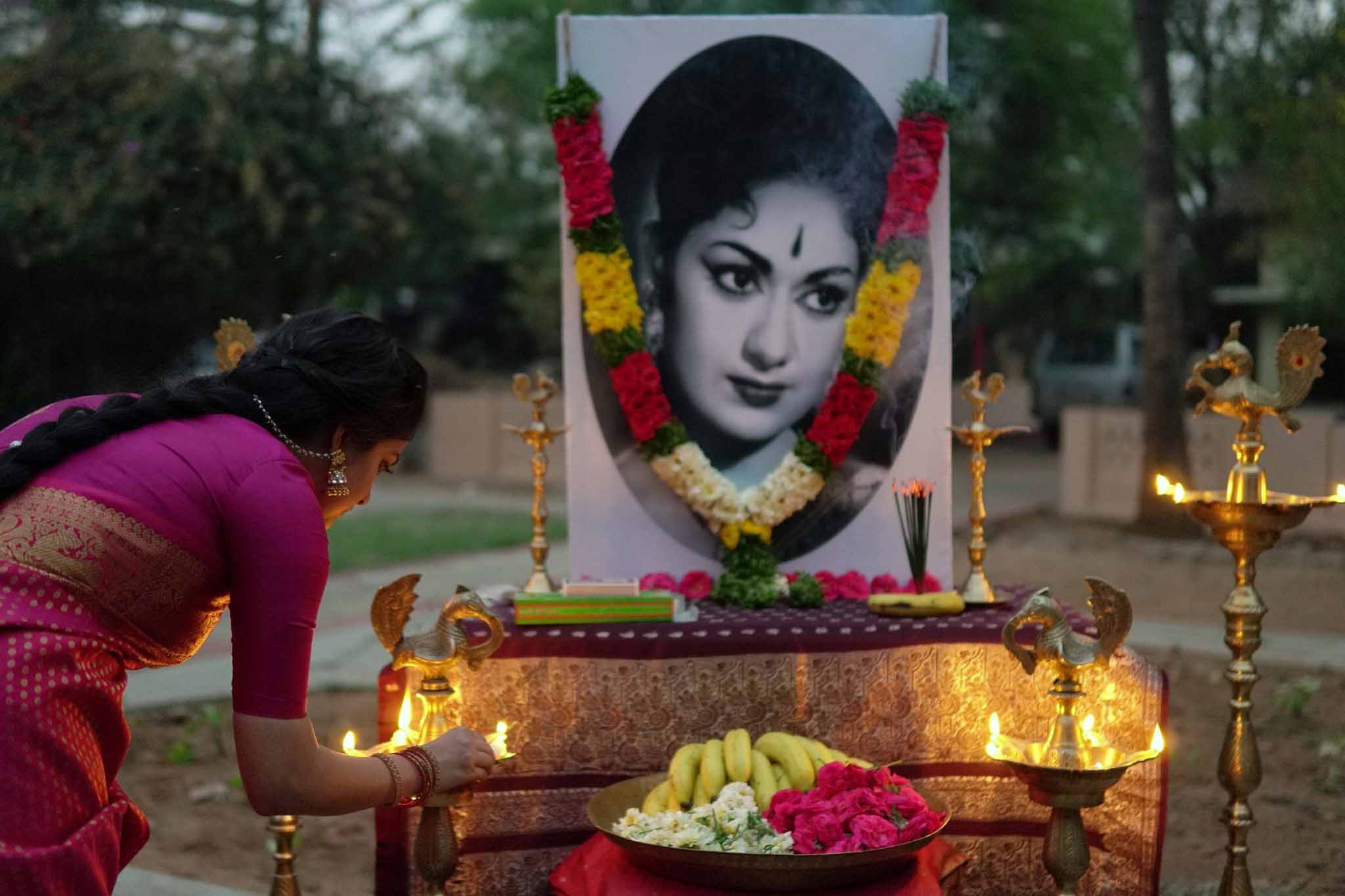 mahanati wrapped keerthy suresh savithri