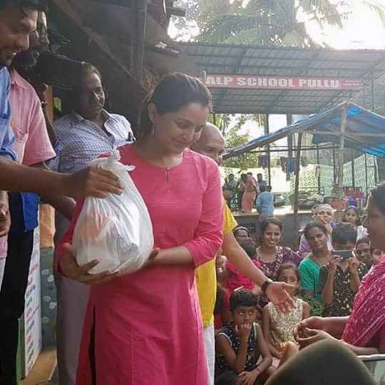 Rebuilding Kerala Manju Warrier at Pullu Relief Camp 7