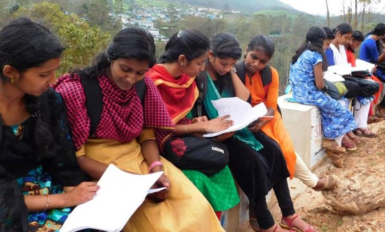 munnar college students studying in street