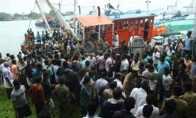 Amber L, ship-boat accident, ship boat collition, Accidents in Sea, collision in sea, ആംബർ എൽ, ചരക്കുകപ്പൽ, മത്സ്യബന്ധന ബോട്ട്, കാർമൽ മാതാ ബോട്ട്, ഗ്രീക്ക് കപ്പൽ, Panama Registered Greek Ship, Cargo ship from Greece, Cargo ship, Cargo ship accident, Kerala fishermen, Fishermen death, കേരളത്തിലെ മത്സ്യത്തൊഴിലാളികൾ,
