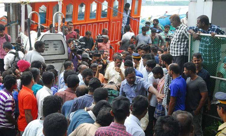 Amber L, ship-boat accident, ship boat collition, Accidents in Sea, collision in sea, ആംബർ എൽ, ചരക്കുകപ്പൽ, മത്സ്യബന്ധന ബോട്ട്, കാർമൽ മാതാ ബോട്ട്, ഗ്രീക്ക് കപ്പൽ, Panama Registered Greek Ship, Cargo ship from Greece, Cargo ship, Cargo ship accident, Kerala fishermen, Fishermen death, കേരളത്തിലെ മത്സ്യത്തൊഴിലാളികൾ,