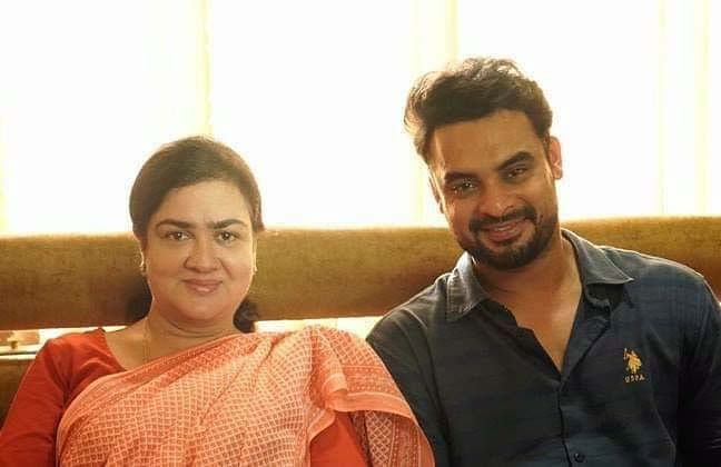 Urvasi on selecting roles, urvasi daughter kunjatta, urvasi on new generation directors actors, urvasi on wcc, urvasi social media, urvashi, urvasi, malayalam actor urvasi, ente ummante peru, ente ummante peru release, ente ummante peru review, tovino thomas, urvasi age, ഉര്വശി, ഉര്വ്വശി, എന്റെ ഉമ്മാന്റെ പേര്, ഉര്വ്വശി ദേശീയ പുരസ്കാരം, ഉര്വ്വശി അച്ചുവിന്റെ അമ്മ, ടൊവീനോ തോമസ്, ടൊവീനോ തോമസ് സിനിമ, ടൊവീനോ തോമസ് വര്ക്ക് ഔട്ട്, പുതിയ ചിത്രം, സിനിമ, Entertainment, സിനിമാ വാര്ത്ത, ഫിലിം ന്യൂസ്, Film News, കേരള ന്യൂസ്, കേരള വാര്ത്ത, Kerala News, മലയാളം ന്യൂസ്, മലയാളം വാര്ത്ത, Malayalam News, Breaking News, പ്രധാന വാര്ത്തകള്, ഐ ഇ മലയാളം, iemalayalam, indian express malayalam, ഇന്ത്യന് എക്സ്പ്രസ്സ് മലയാളം