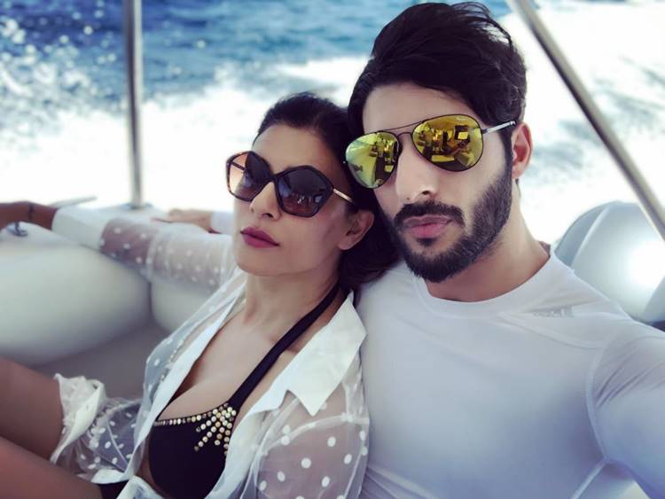 Sushmita Sen, Rohman Shawl, ie malayalam