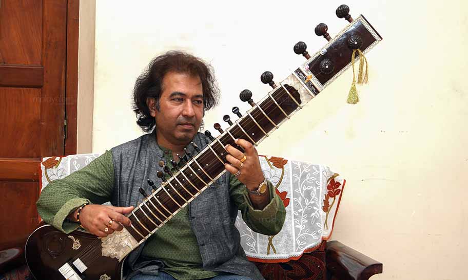 sitar vadak, sitar player, sitar instrument, sitar music instrument, ustad rafique khan, ustad rafique khan sitar, സിതാര്, ഉസ്താദ് റഫീഖ് ഖാന്
