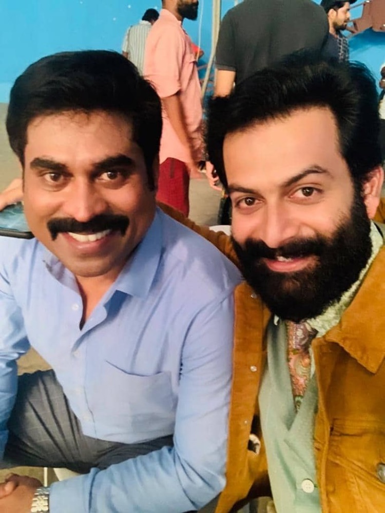 Suraj Venjaramoodu, Mohanlal, സുരാജ് വെഞ്ഞാറമൂട്, മോഹൻലാൽ, Suraj Venjaramoodu Mohanlal photo, Driving Licence movie, Driving Licence movie release, Jean Paul Lal, Prithviraj, ജീൻപോൾ ലാൽ, പൃഥ്വിരാജ്, Prithviraj Suraj Venjaramoodu photo, ഡ്രൈവിംഗ് ലൈസൻസ് സിനിമ റിലീസ്, Indian express malayalam, ഇന്ത്യൻ എക്സ്പ്രസ് മലയാളം, IE Malayalam, ഐ ഇ മലയാളം