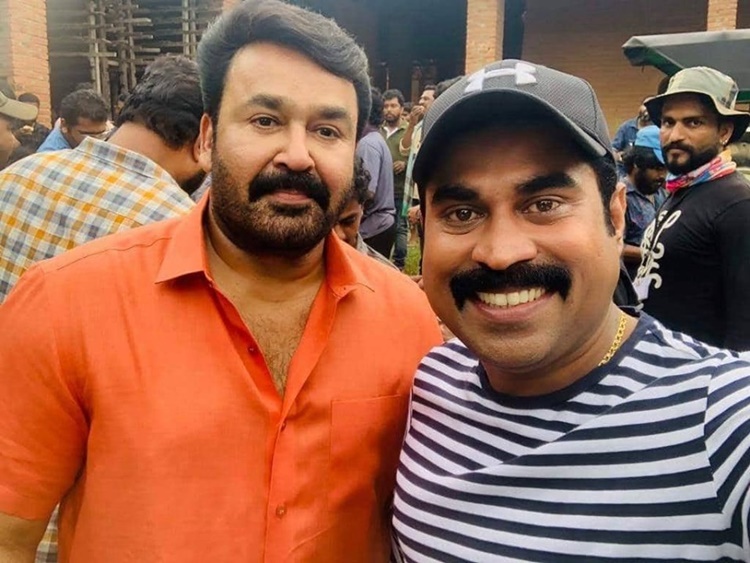 Suraj Venjaramoodu, Mohanlal, സുരാജ് വെഞ്ഞാറമൂട്, മോഹൻലാൽ, Suraj Venjaramoodu Mohanlal photo, Driving Licence movie, Driving Licence movie release, Jean Paul Lal, Prithviraj, ജീൻപോൾ ലാൽ, പൃഥ്വിരാജ്, Prithviraj Suraj Venjaramoodu photo, ഡ്രൈവിംഗ് ലൈസൻസ് സിനിമ റിലീസ്, Indian express malayalam, ഇന്ത്യൻ എക്സ്പ്രസ് മലയാളം, IE Malayalam, ഐ ഇ മലയാളം