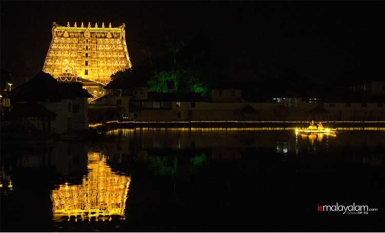 Sree Padmanabhaswamy Temple, Sree Padmanabhaswamy Temple photos, Sree Padmanabhaswamy Temple images, Sree Padmanabhaswamy Temple lakshadeepam, Lakshadeepam photos, Lakshadeepam images, Murajapam, ശ്രീപദ്മനാഭസ്വാമി ക്ഷേത്രം, ലക്ഷദീപം