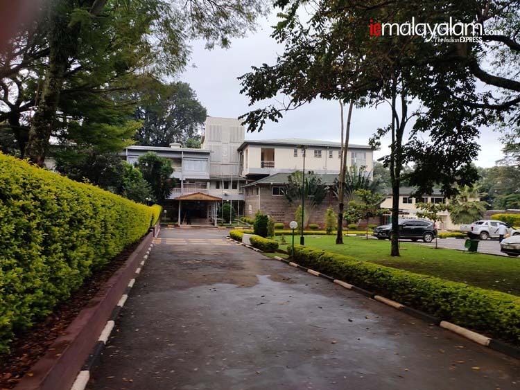 Travelogue, യാത്രാ വിവരണം, Kenya, കെനിയ, Kakamega, കാകമേഗ, Nairobi, നയ്രോബി, Kisumu, കിസുമു, kilimanjaro, കിളിമഞ്ചോരോ, Uganda, ഉഗാണ്ട, Africa, ആഫ്രിക്ക, Crying Stone, കരയുന്ന കല്ല്, Equator line, ഭൂമധ്യരേഖ, Ikolomani, ഇക്കോളോമണി, Swahili സ്വാഹിലി, Luhya tribe, ലുഹ്യ ഗോത്രം, Lake Victoria, വിക്ടോറിയ തടാകം, ie malayalam, ഐഇ മലയാളം