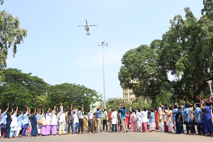 navy, നാവിക സേന, southern Naval Command, ദക്ഷിണ നാവിക കമാൻഡ്, air force, വ്യോമ സേന, sothern air force, ദക്ഷിണ വ്യോമ സേന, coast guard, തീര രക്ഷാ സേന, lockdown, health workers,ആരോഗ്യ പ്രവർത്തകർ, ലോക്ക്ഡൗൺ, ലോക്ക്ഡൗൺ, coronavirus, കൊറോണ വൈറസ്, covid, കോവിഡ്, covid-19, കോവിഡ്-19, coronavirus in india, കൊറോണ വൈറസ് ഇന്ത്യയിൽ, coronavirus in kerala, coronavirus kerala, കൊറോണ വൈറസ് കേരളത്തിൽ, coronavirus news, കൊറോണ വൈറസ് വാർത്തകൾ, coronavirus update, coronavirus latest, coronavirus latest news,കൊറോണ വൈറസ് ലേറ്റസ്റ്റ്,iemalayalam, ഐഇ മലയാളം