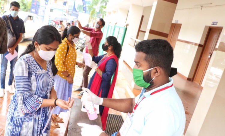covid 19, കോവിഡ് 19, kerala covid 19 news cases, കേരളത്തിലെ പുതിയ കോവിഡ് രോഗികൾ, Covid death toll in kerala,കേരളത്തിലെ കോവിഡ് മരണങ്ങൾ, Thiruvananthapuram covid 19 cases, തിരുവനന്തപുരത്തെ കോവിഡ് രോഗികളുടെ എണ്ണം, community spread, സാമൂഹ്യ വ്യാപനം, social disatancing, സാമൂഹ്യ അകലം പാലിക്കൽ, covid 19 precautions, കോവിഡ് 19 മുൻകരുതൽ, covid preventive measures, കോവിഡ് 19 പ്രതിരോധ നടപടികൾ, CM, Pinarayi Vijayan, പിണറായി വിജയൻ, kk shailaja, കെകെ ശൈലജ, health minister,ആരോഗ്യമന്ത്രി, vaccine, വാക്സിന്, keam entrance exam, കീം എൻട്രസ് പരീക്ഷ, IE malayalam, ഐഇ മലയാളം