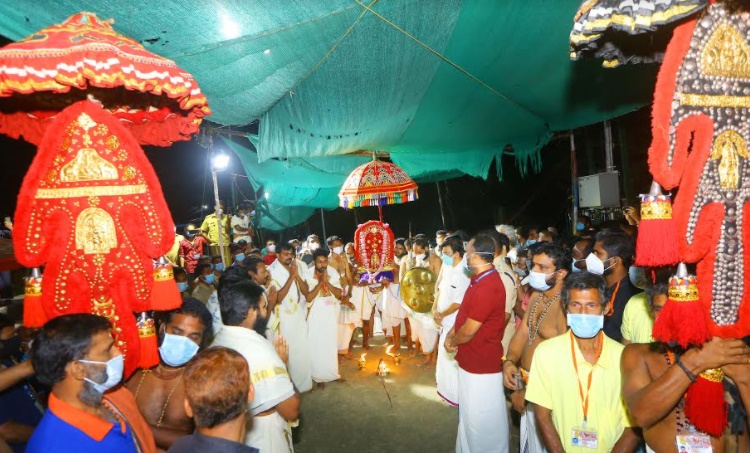 Sabarimala, ശബരിമല, Makaravilakku, മകരവിളക്ക്, Sabarimala closes, ശബരിമല നട അടയ്ക്കും, iemalayalam, ഐഇ മലയാളം