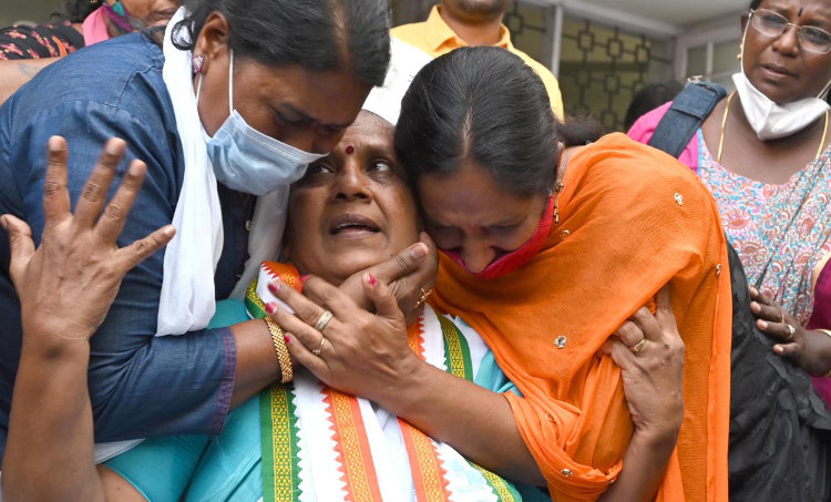 lathika subhash, latika subhash, lathika, latika, ലതികാ സുഭാഷ്, ലതിക സുഭാഷ്, protest, പ്രതിഷേധം, തല മുണ്ഡനം, തല മുണ്ഡനം ചെയ്ത് പ്രതിഷേധം, കോൺഗ്രസ്, കോൺഗ്രസ് സ്ഥാനാർത്ഥി പട്ടിക, തിരഞ്ഞെടുപ്പ്, ie malayalam